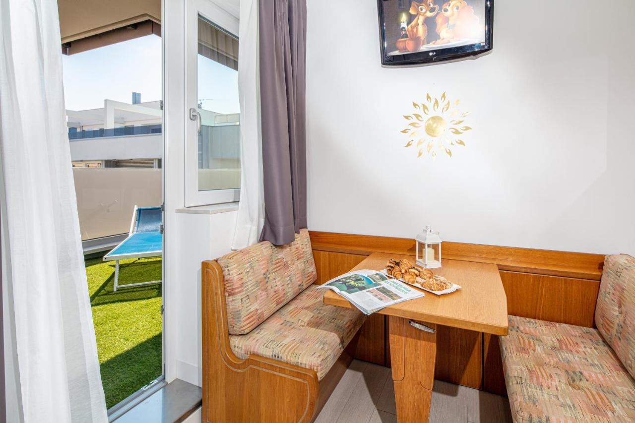 Hotel Alexander Bibione Bagian luar foto