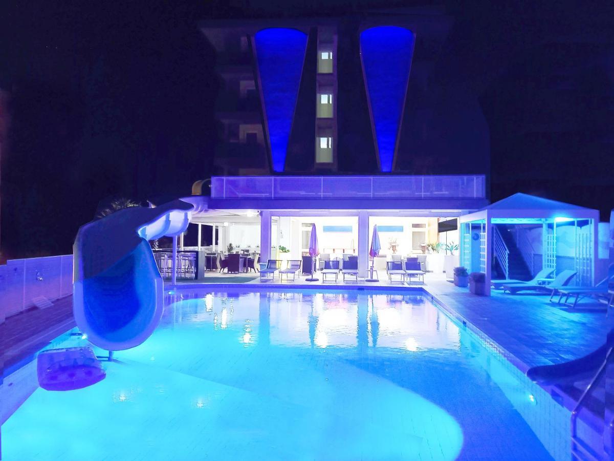 Hotel Alexander Bibione Bagian luar foto